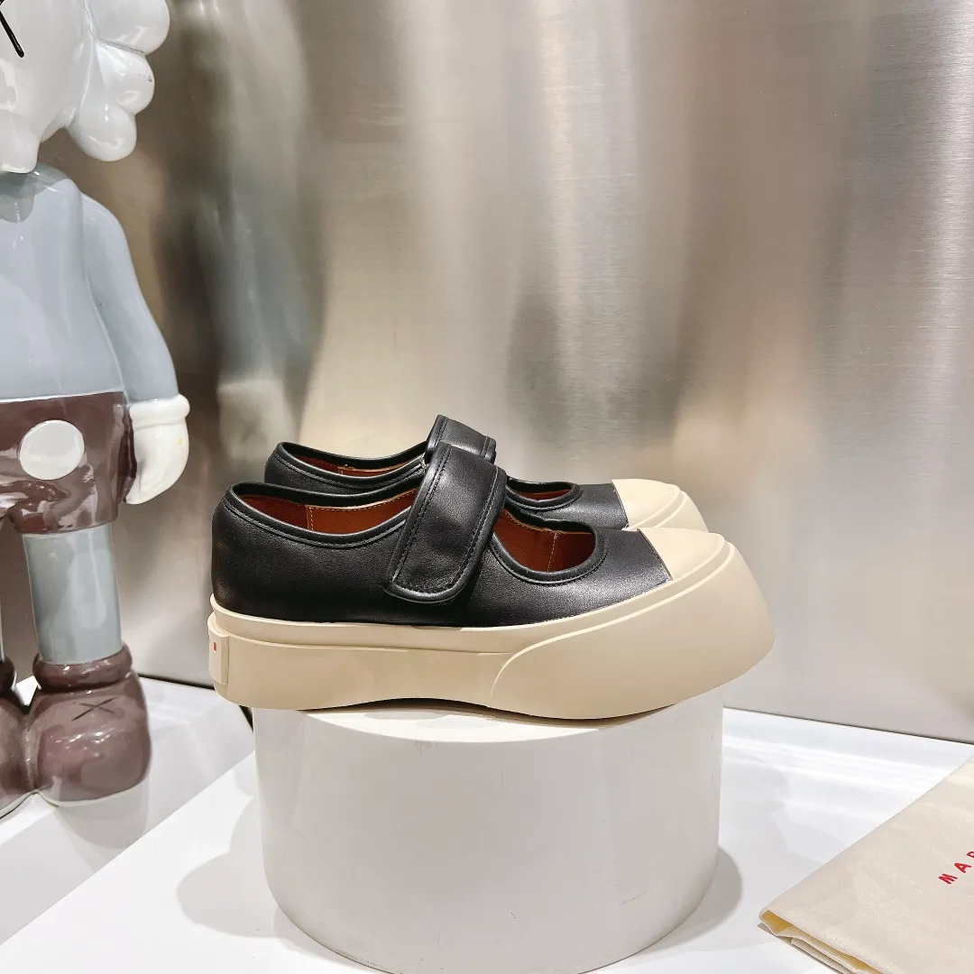 👟👟Ex-factory price 480👟👟 (exclusive top quality) Marni|Mary Jane big head doll shoes‼ ️Upgraded outsole, consistent lasting process with the original version, upgraded to the latest official original packaging‼ ️ Mani’s incomparable and versatile white shoes! I'm tired of the regular white shoes, so I bought a pair of different style thick-soled big-toe shoes. Paris International Fashion Week catwalk model, purchase-level version, all Internet celebrities wear it, Song Zuer, Zhao Lusi, Huo🔥 Show... [4.5cm increased sole] Not bulky, light and soft, comfortable on the feet! It feels very good on your feet and doesn't scratch your feet at all! Extremely comfortable! Daily travel! Wear whatever you like regardless of the occasion, no fear of any dress code, no pressure to dress! ✔Upper: imported cowhide fabric ✔Lining: lambskin lining ✔Outsole: exclusive original molded 1:1 rubber ➕T👟👟factory price U outsole! Floating beige is not completely white. Difference between market currencies We are different‼ ️ ✔𝐒𝐢𝐳𝐞: 35-40
